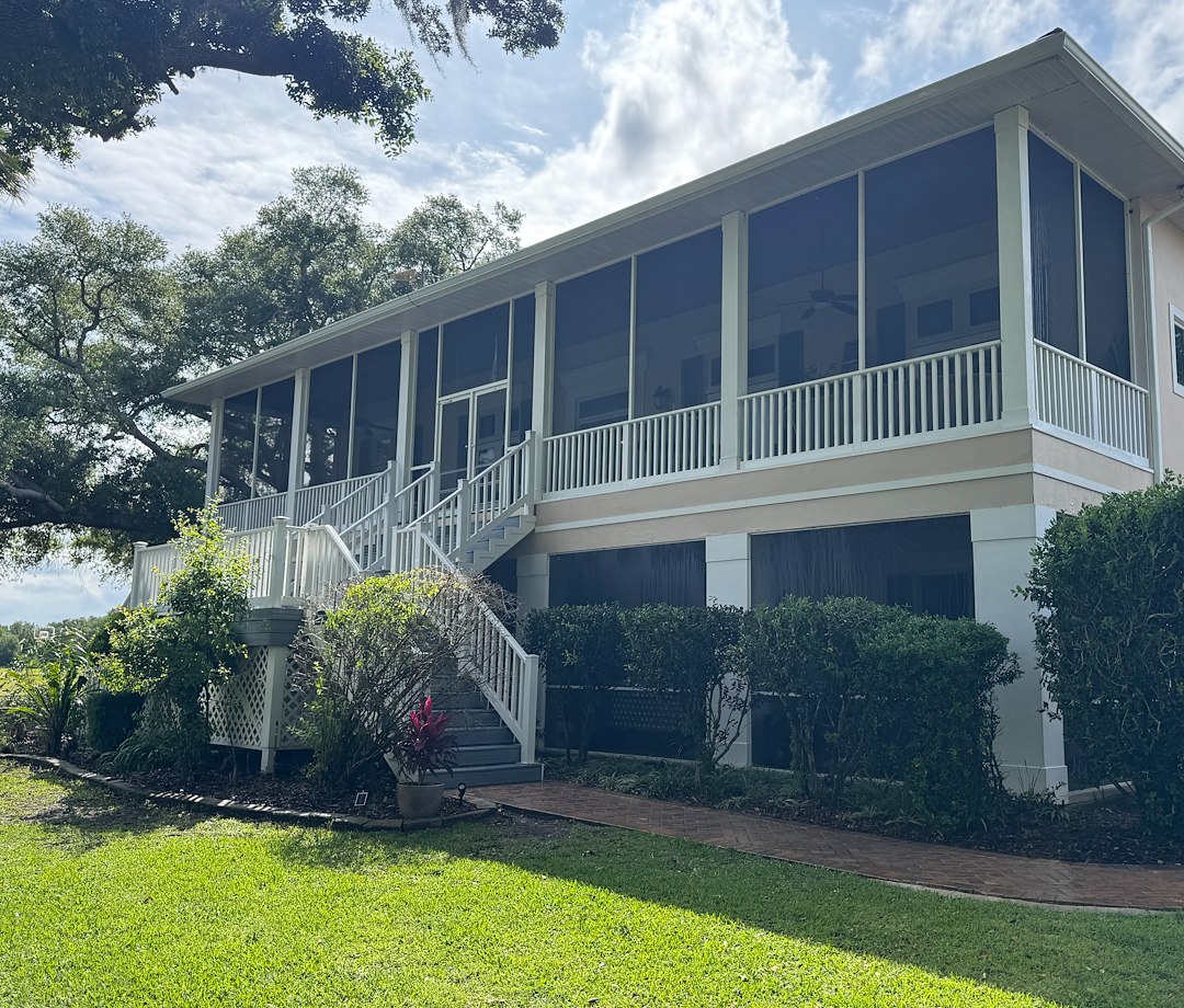 Clermont Screen Enclosure Cleaning – From Buildup and Cobwebs to Like-New