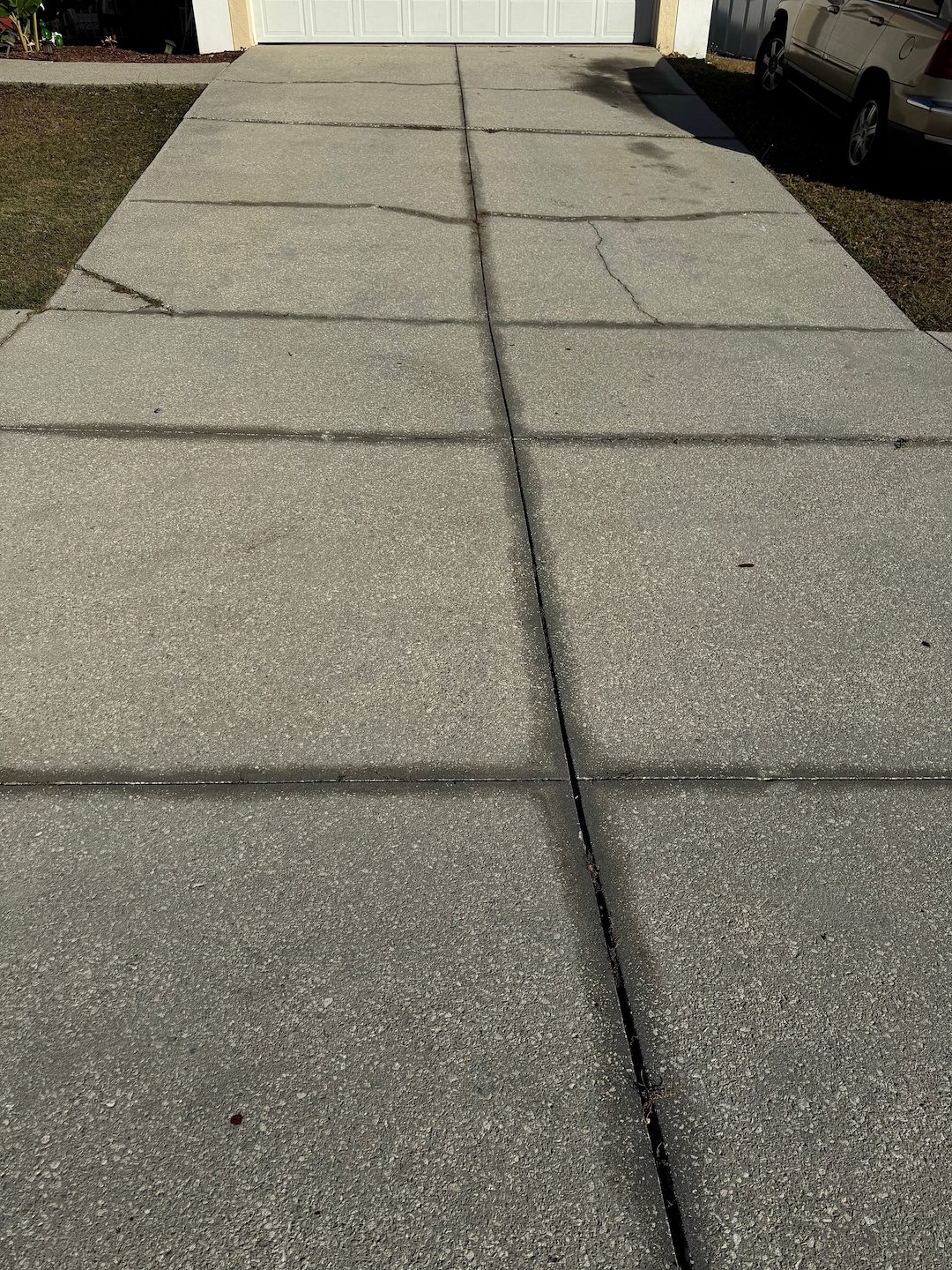 Concrete Cleaning in Minneola, FL – Driveway, Sidewalk & Walkway Transformation!