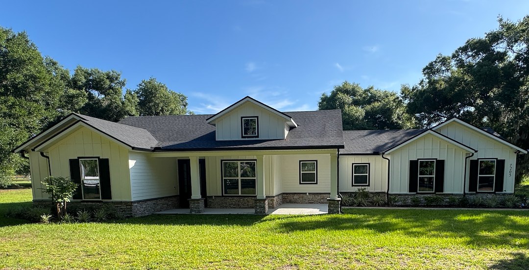 House Washing in Yalaha, FL – Spider Webs, Bugs, and Grime Completely Removed