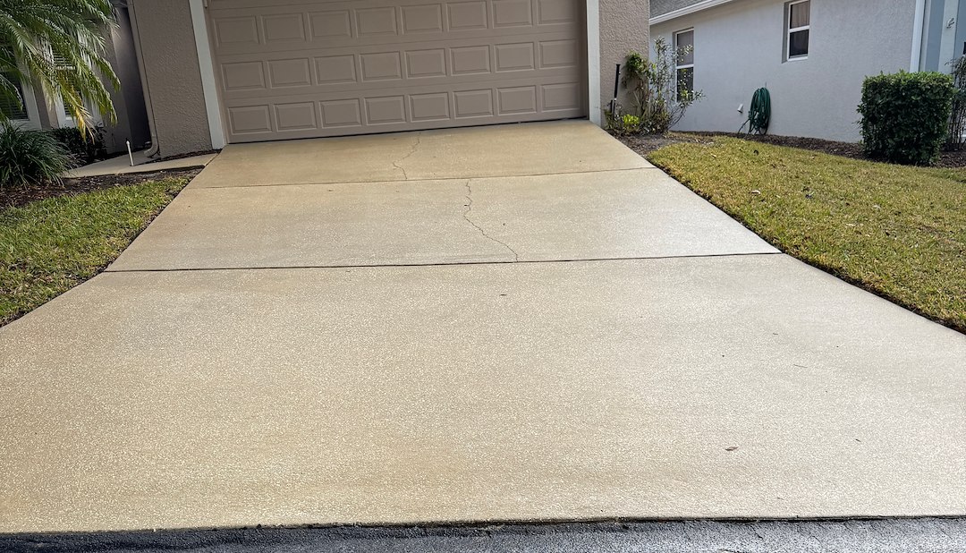 Professional Screen Enclosure Lanai Soft Washing in Clermont, FL